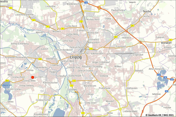 die Lage ist durch einen roten Punkt dargestellt, sie befindet sich am westlichen Rand der Stadt 